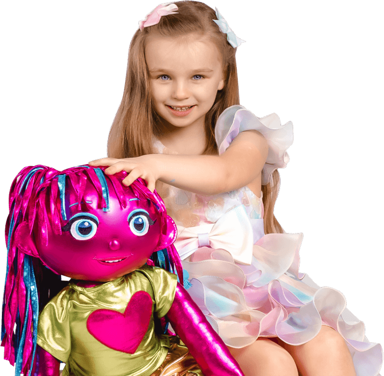 Mergaitė žaidžia su edukacine lėle MiMi