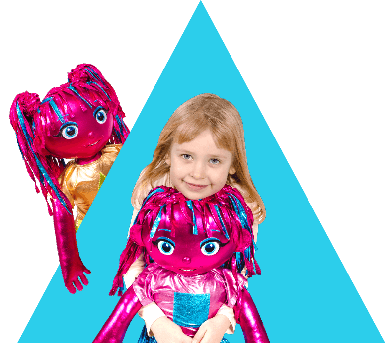 Mergaitė žaidžia su edukacine lėle MiMi