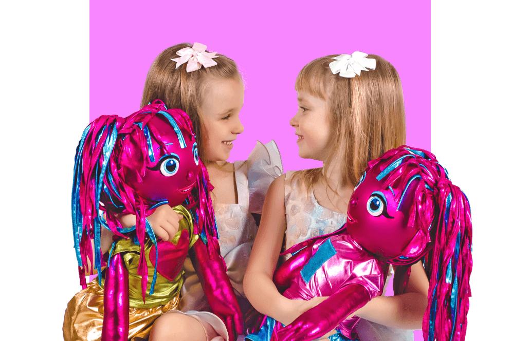 Mergaitės žaidžia su edukacine lėle MiMi